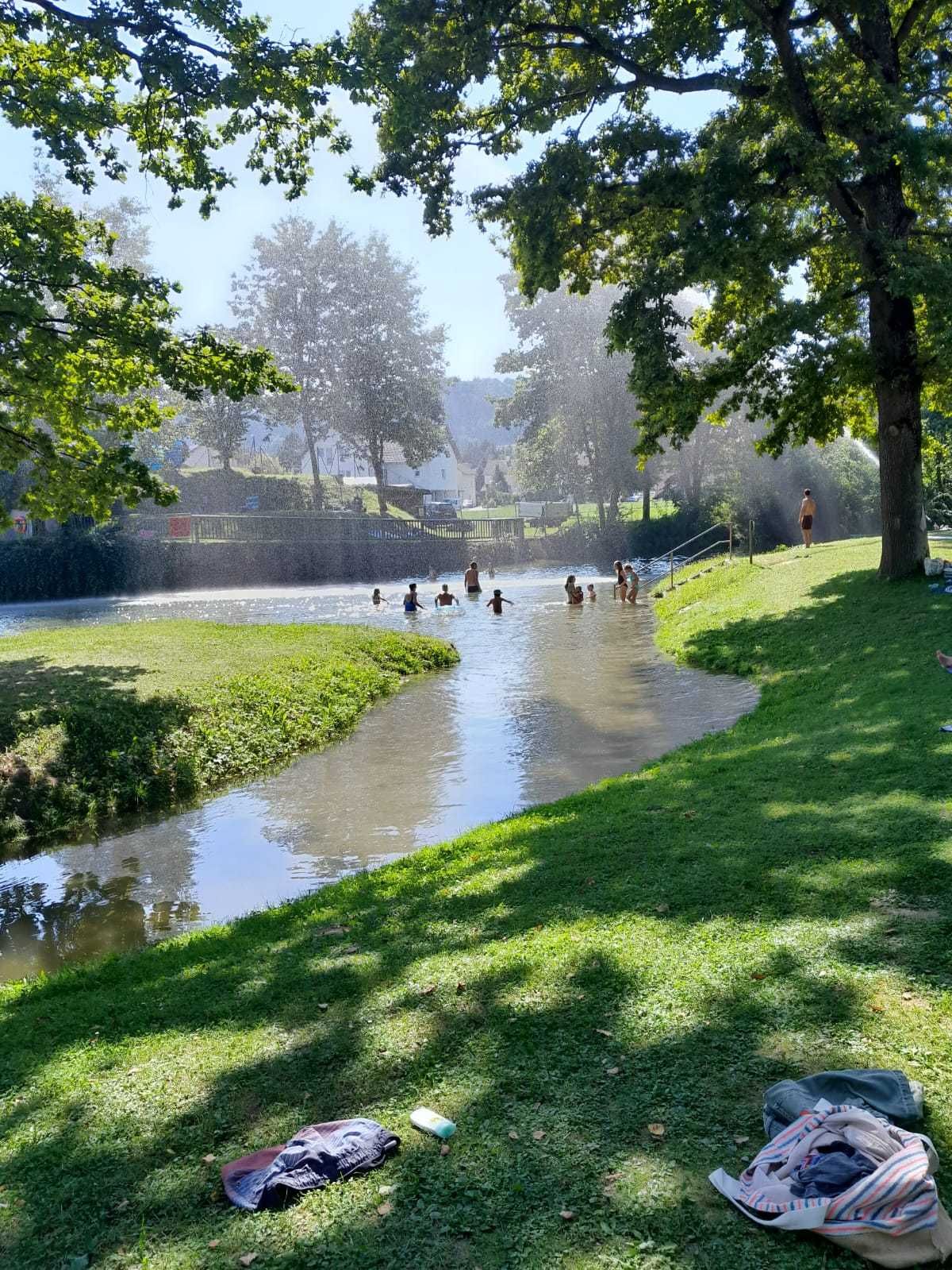 Bild enthält, Grass, Nature, Outdoors, Park, Person, Pond, Water, Scenery