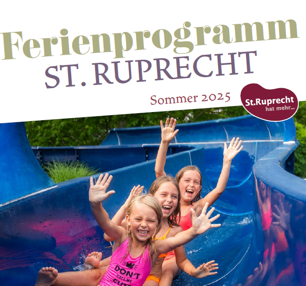 Drei junge Mädchen rutschen auf einer Wasserrutsche hinunter, tragen Badeanzüge und strahlen. Die Rutsche ist blau mit rosa Highlights. Darüber befindet sich ein Banner mit dem Text 'Ferienprogramm ST. RUPPRECHT Sommer 2025'.