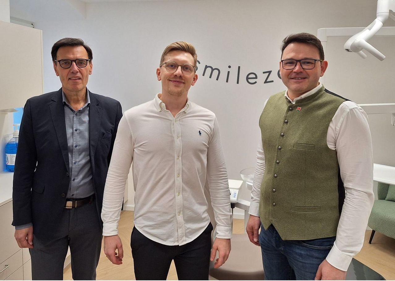 Bild enthält, Shirt, Glasses, Adult, Male, Man, Person, Blazer, Vest, Belt, Jeans