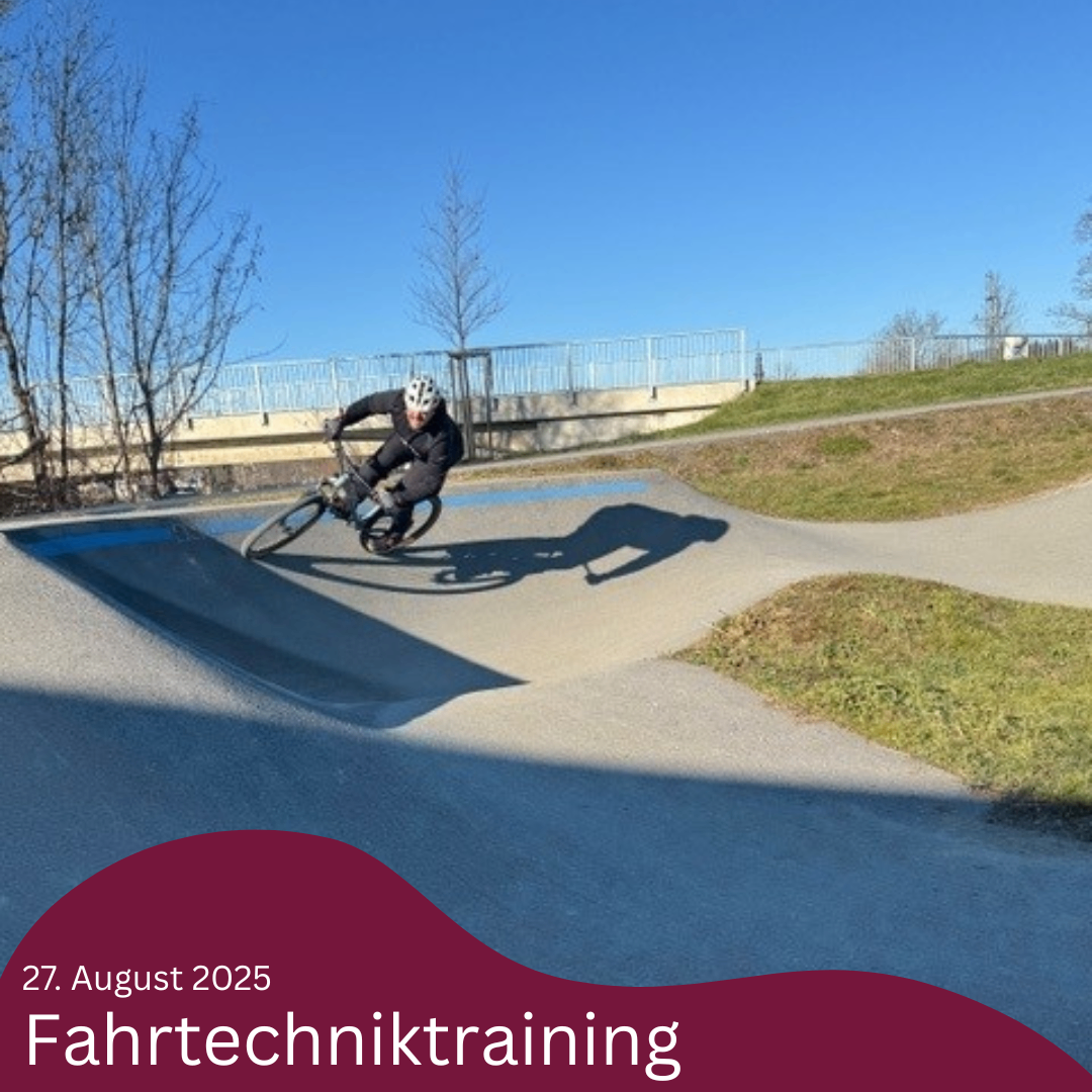 Ein Mann fährt ein Fahrrad auf einer Rampe. Das Datum ist 27. August 2025, und der Text lautet Fahrtechniktraining.