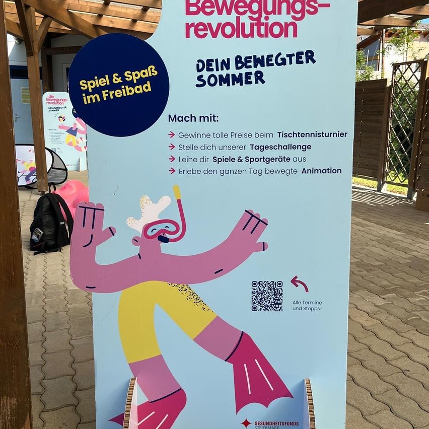 Ein Plakat für eine Bewegungsrevolution im Freien. Es zeigt eine Figur mit Schnorchel und lädt zur Teilnahme an Tischtennis, täglichen Herausforderungen, Spielen und Sportveranstaltungen ein. Das Plakat enthält einen QR-Code für weitere Informationen.