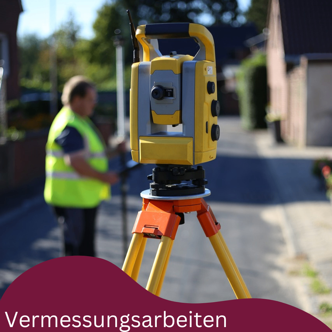 Ein Vermesser verwendet ein Theodolit auf einem Stativ zur Vermessungsarbeit auf einer Straße, mit einem Haus im Hintergrund.