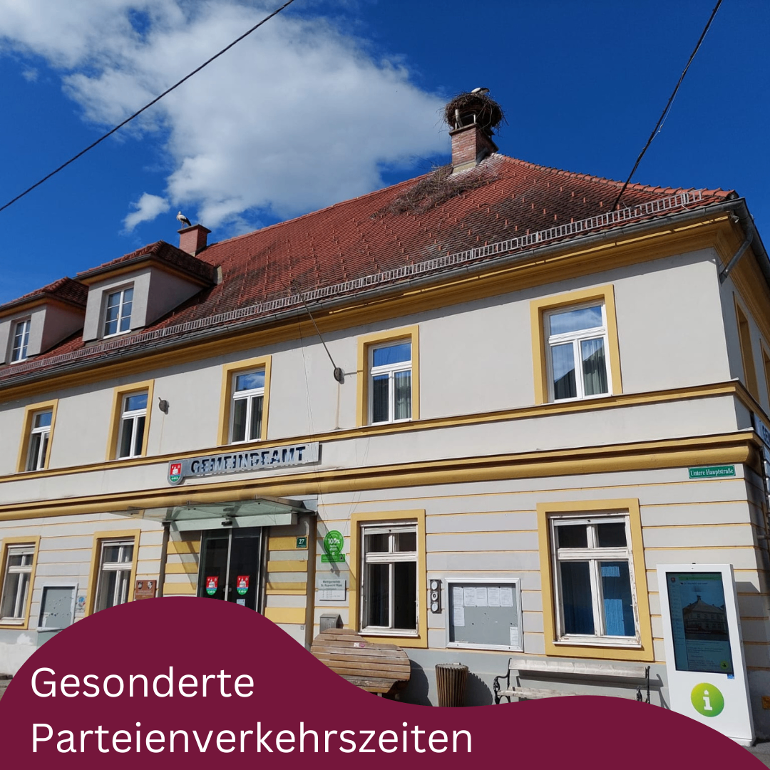 Ein weißes Gebäude mit roten Dachziegeln und gelben Akzenten. Zwei Vögel sitzen auf dem Dach. Ein Schild sagt 'Gemeindeamt'. Unten steht ein roter Banner mit der Aufschrift 'Gesonderte Parteienverkehrszeiten'.