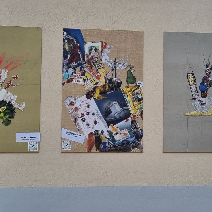 Drei Gemälde an einer Wand. Das linke hat ein Blumendesign, das mittlere ist eine Collage mit einem Fahrrad und das rechte zeigt einen Giraffe.