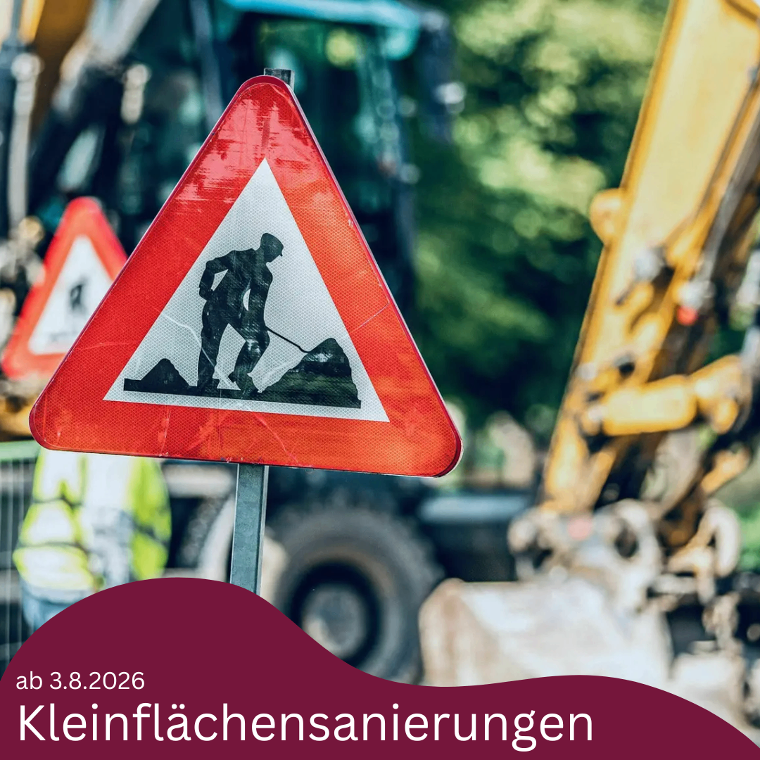 Ein rotes und weißes Dreiecksschild mit einem grabendem Mann, das auf Bauarbeiten hinweist. Unten steht das Datum 3.8.2026. Im Hintergrund steht ein gelber Bagger.