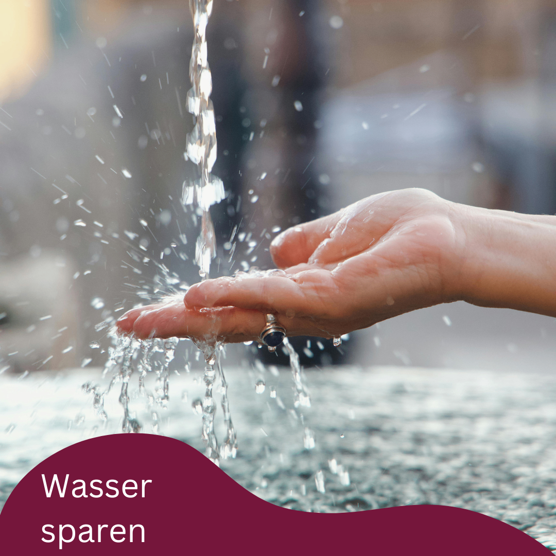 Eine Hand fängt Wassertropfen aus einem Brunnen auf, mit dem Wort 'Wasser sparen' in Deutsch darunter.