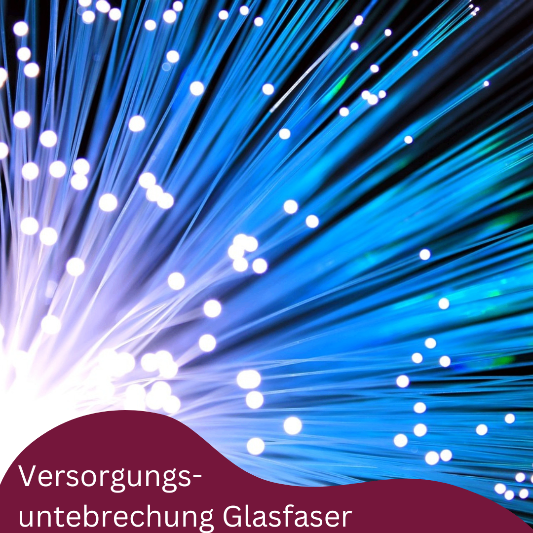 Ein blauer und weißer Glasfaserhintergrund mit den Worten 'Versorgungs-unterbrechung Glasfaser' in der unteren linken Ecke.
