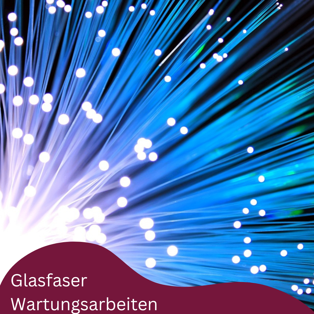 Ein Bild von blauen und weißen Glasfaserkabeln vor schwarzem Hintergrund, mit den Worten 'Glasfaser Wartungsarbeiten' in weißem Text auf einem kastanienbraunen Hintergrund.