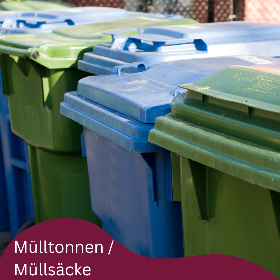 Eine Reihe von blauen und grünen Mülltonnen mit einem Textüberlagerung, der 'Mülltonnen / Müllsäcke' in weisser Schrift auf einem kastanienbraunen Hintergrund liest.