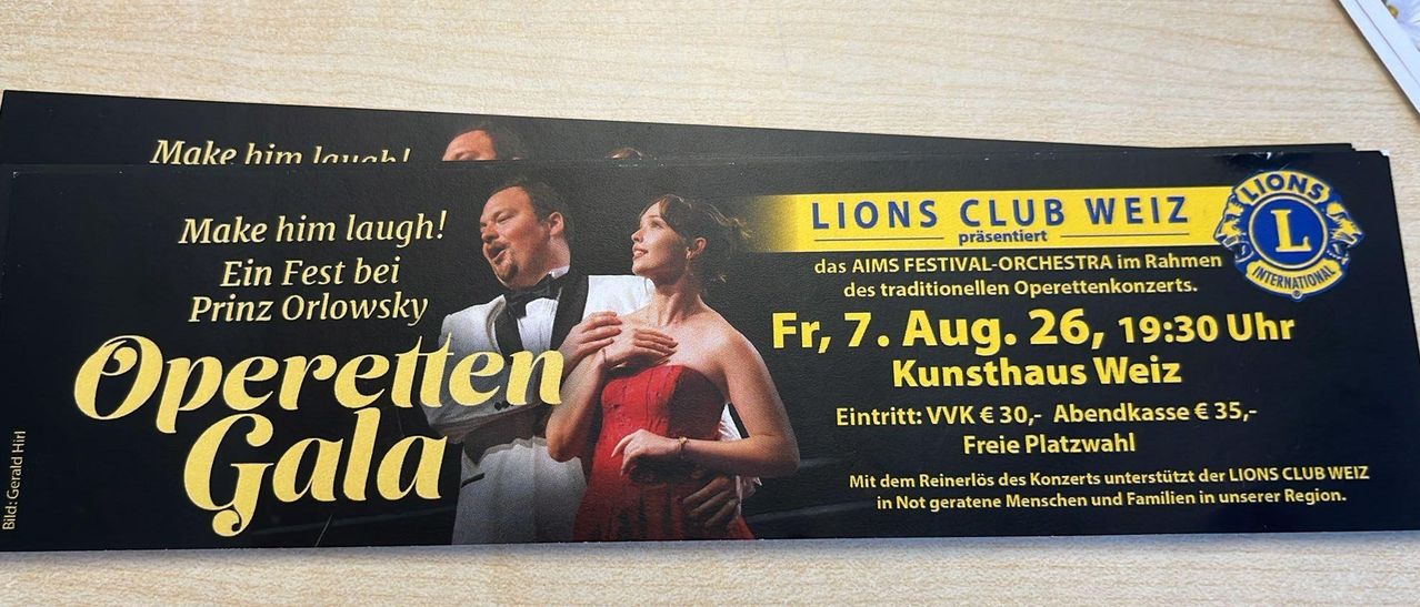 Plakat für eine Aufführung im Lions Club mit einem erwachsenen Mann und einer Frau in formeller Kleidung. Die Veranstaltung findet am Freitag, den 7. August statt, mit einem Eintrittspreis von 3 Euro. Das Bild ist leicht unscharf.