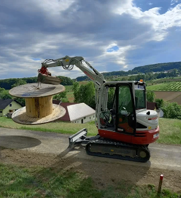 Bild enthält, Bulldozer, Machine, Outdoors, Architecture, Building, Nature, Person, Worker