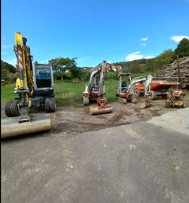 Bild enthält, Machine, Person, Worker, Wheel, Bulldozer, Outdoors, Driveway, House, Housing, Aerial View