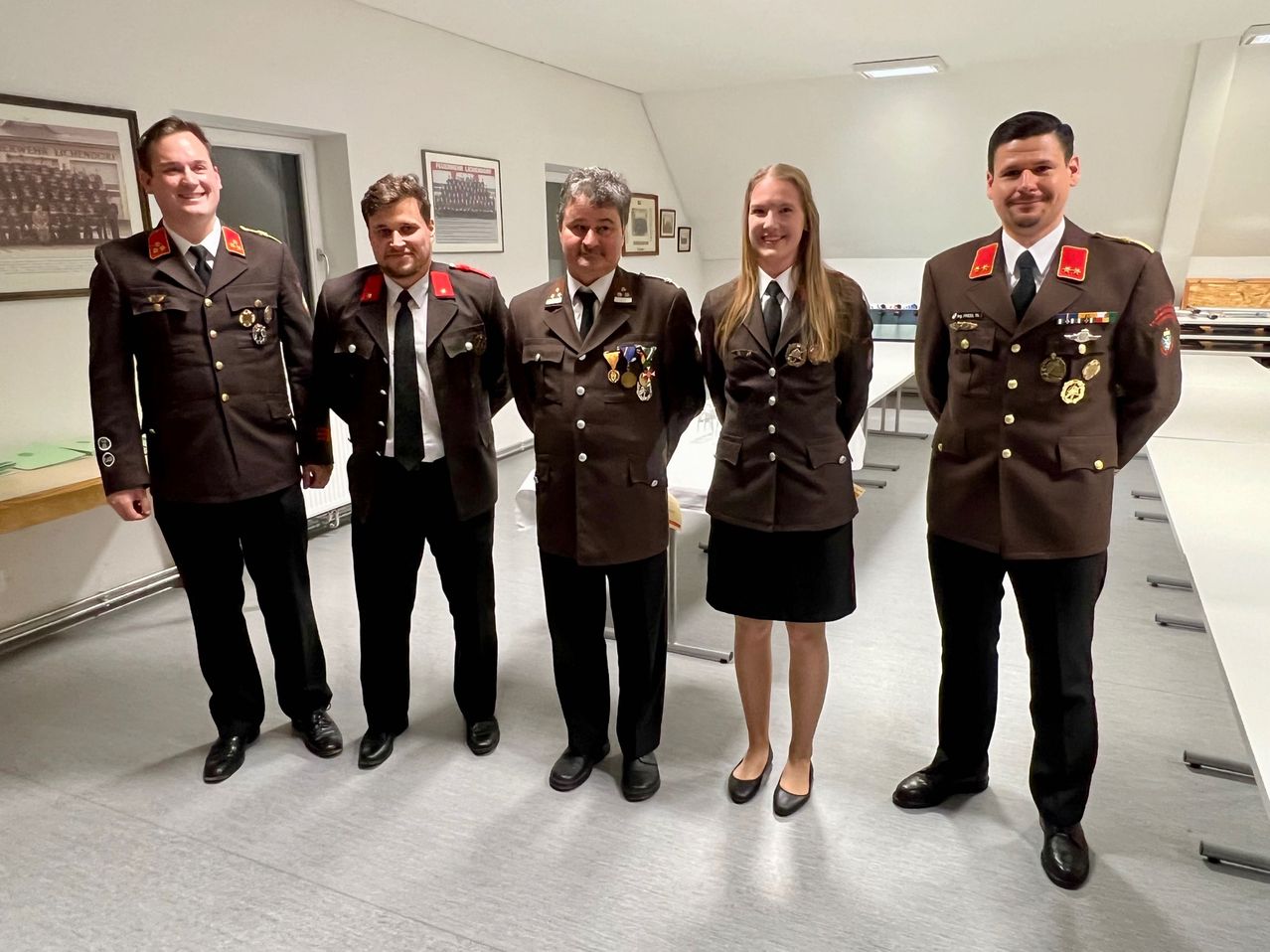 Bild enthält, Officer, Person, Military, Military Officer, Adult, Male, Man, Tie, Coat, Woman