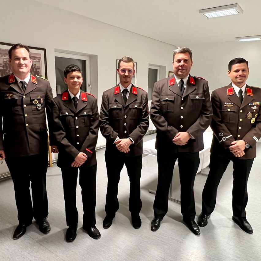 Bild enthält, Officer, Person, Adult, Male, Man, Military Officer, Coat, Tie, People, Police Officer