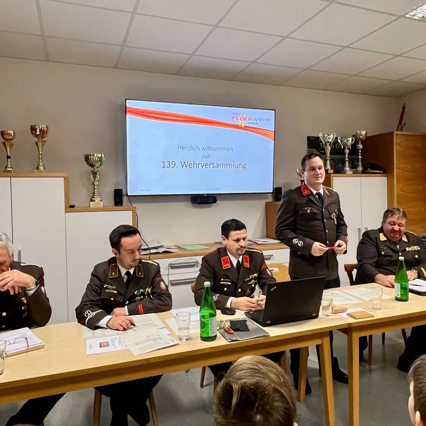 Bild enthält, Officer, Person, Cup, Laptop, Military Officer, Speaker, Adult, Male, Man, Police Officer