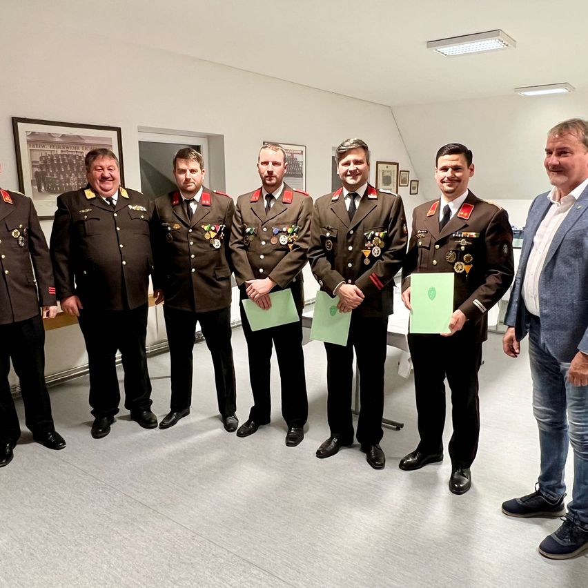 Bild enthält, Officer, Person, Military, Military Officer, Adult, Male, Man, Coat, Tie, Shoe