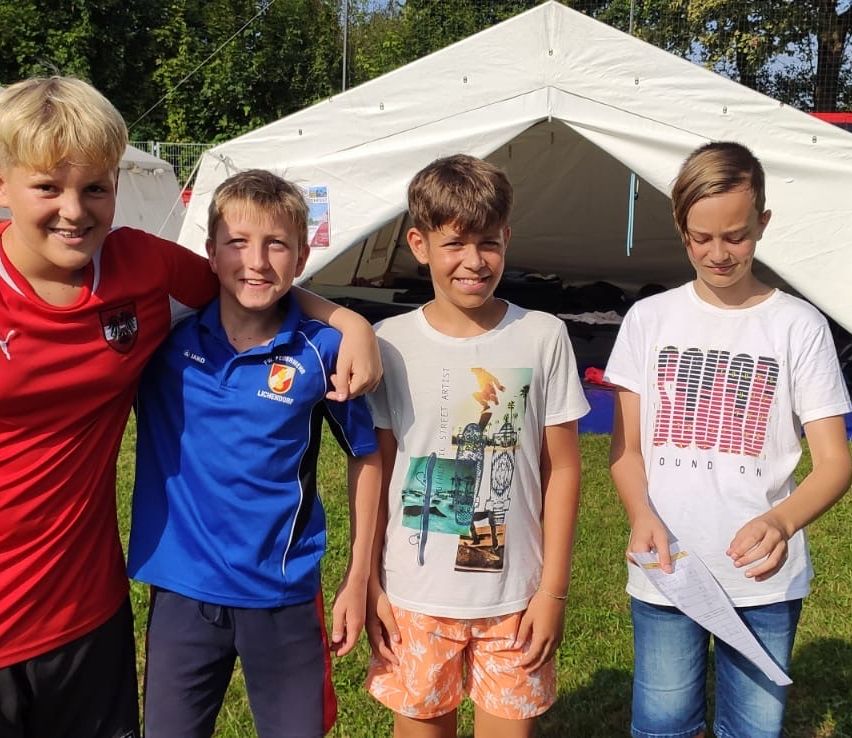 Bild enthält, Outdoors, Shelter, T-Shirt, Grass, People, Person, Tent, Park, Camping, Teen