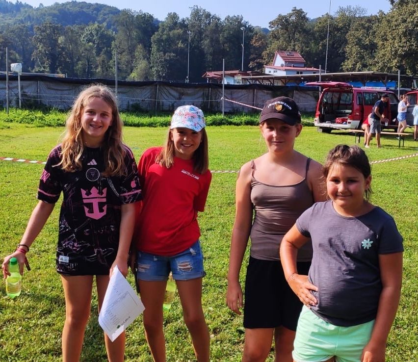 Bild enthält, Grass, Park, People, Person, Vegetation, T-Shirt, Summer, Tree, Shorts, Shelter