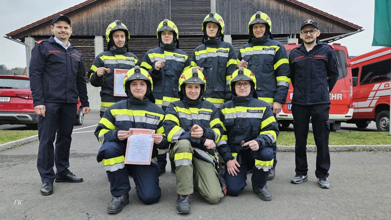 Bild enthält, Fireman, Person, Helmet, Adult, Male, Man, Glasses, Boy, Child, Coat
