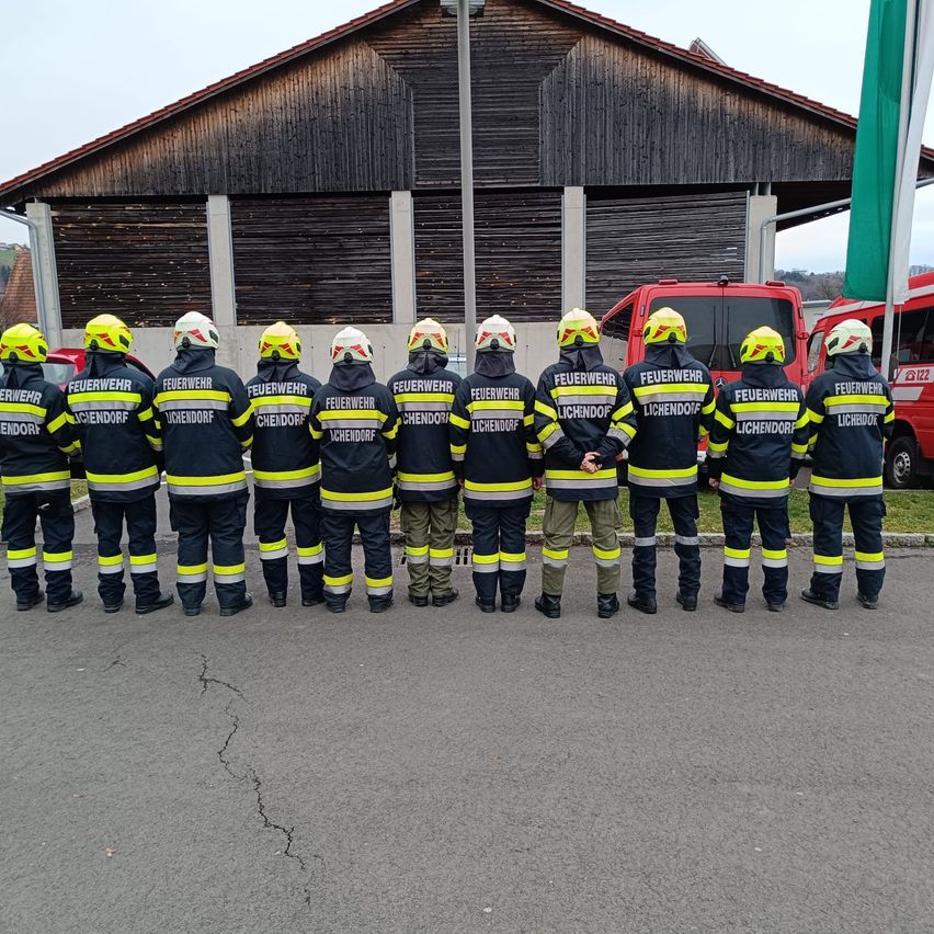 Bild enthält, Helmet, People, Person, Footwear, Shoe, Fire Station, Fire Truck, Truck, Vehicle, Car