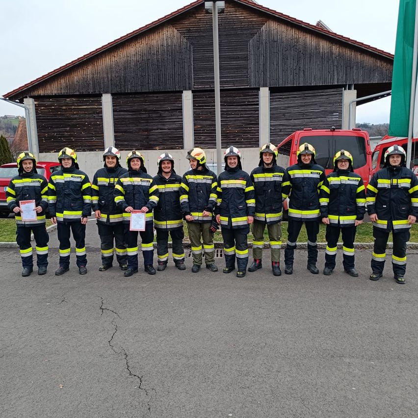 Bild enthält, Helmet, Person, Adult, Male, Man, Footwear, Shoe, Car, Vehicle, Fireman