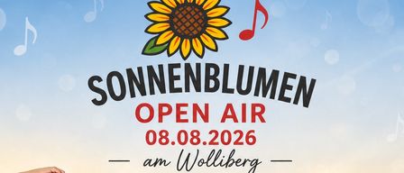 Eine Gruppe von Menschen auf einem Feld, einige halten Musikinstrumente, mit einem blauen Himmel und Musiknoten im Hintergrund. Die Veranstaltung heißt 'Sonnenblumen Open Air' und ist für den 08.08.2026 geplant.