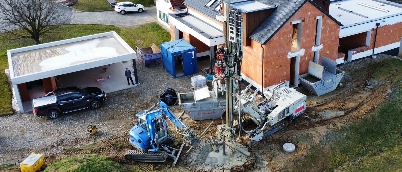 Bild enthält, Outdoors, Car, Building, Housing, Person, Wheel, House, Shelter, Aerial View, Train