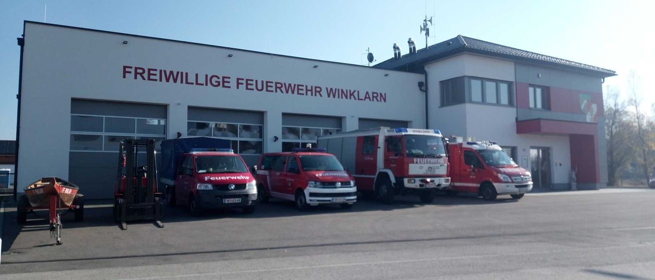 Bild enthält, Fire Station, Fire Truck, Transportation, Truck, Vehicle, Car, Person, Moving Van
