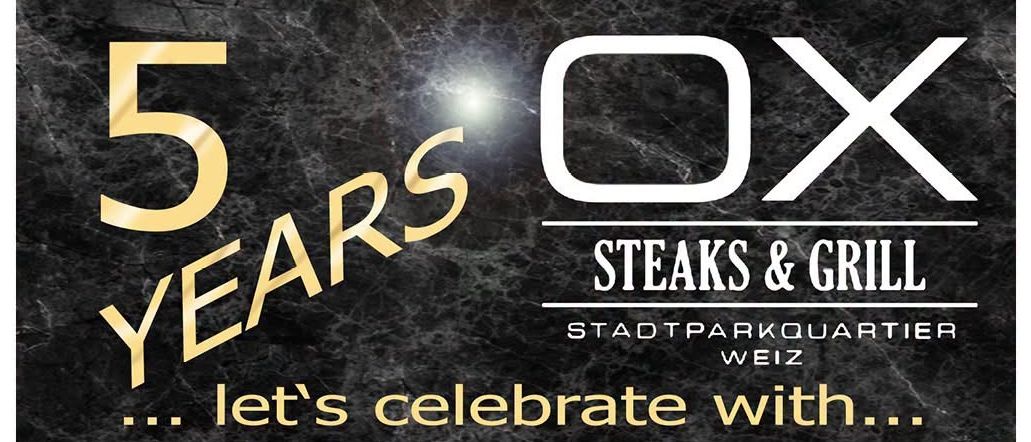 Plakat zur 5-Jahres-Feier bei Steaks & Grill mit einer Akustik-Live-Musik-Band. Das Bild zeigt drei Männer mit Gitarren, die vor einem Mikrofon singen und spielen. Die Veranstaltung ist für den 31. Juli um 19:00 Uhr geplant.