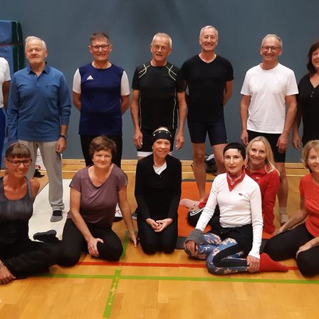 Bild enthält, People, Person, Groupshot, Adult, Female, Woman, Male, Man, Face, Shoe