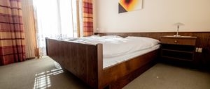 Bild enthält, Indoors, Interior Design, Floor, Flooring, Wood, Bed, Furniture, Building, Bedroom, Home Decor