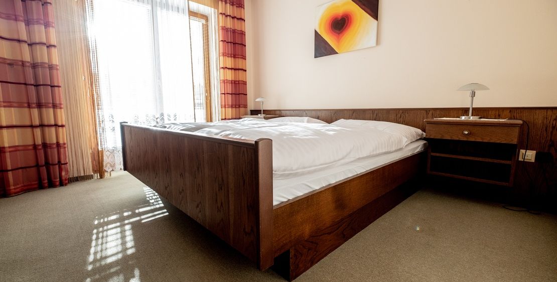 Bild enthält, Indoors, Interior Design, Floor, Flooring, Wood, Bed, Furniture, Building, Bedroom, Home Decor