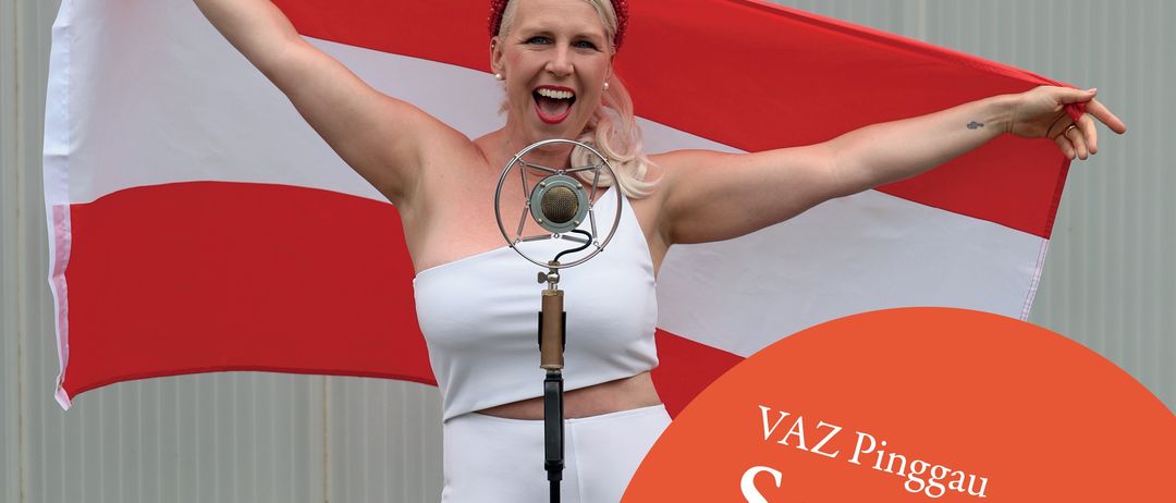 Eine Frau steht vor einem Mikrofon mit einer österreichischen Flagge, lächelt und hält die Flagge mit beiden Händen. Der Text lautet 'Contest Tribute' und 'Nina Bernsteiner'. Das Datum und die Uhrzeit der Veranstaltung sind ebenfalls angegeben.