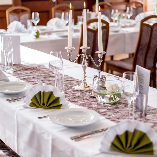 Bild enthält, Furniture, Table, Tabletop, Dining Table, Chair, Dining Room, Indoors, Candle, Tablecloth, Plate