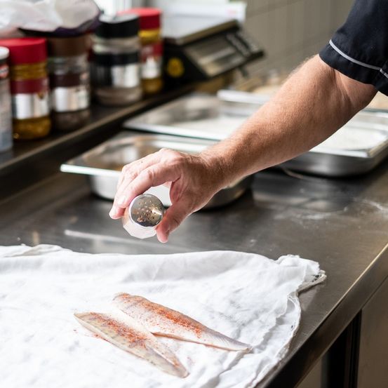 Bild enthält, Adult, Male, Man, Person, Food, Food Presentation, Animal, Sea Life, Seashell, Hand