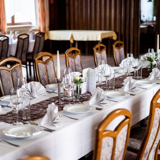 Bild enthält, Furniture, Table, Tabletop, Indoors, Dining Table, Chair, Dining Room, Hall, Fun, Banquet