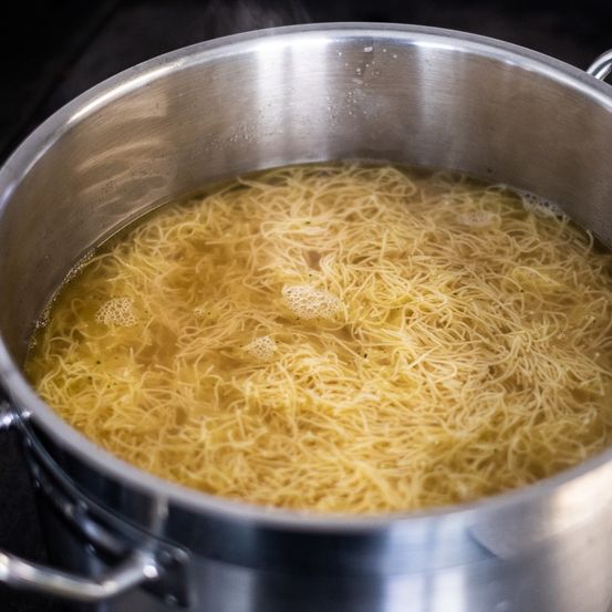 Bild enthält, Food, Meal, Dish, Noodle, Bowl, Device, Electrical Device, Mixer, Cooking, Boiling