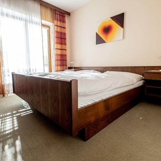 Bild enthält, Indoors, Interior Design, Floor, Flooring, Wood, Bed, Furniture, Building, Bedroom, Home Decor