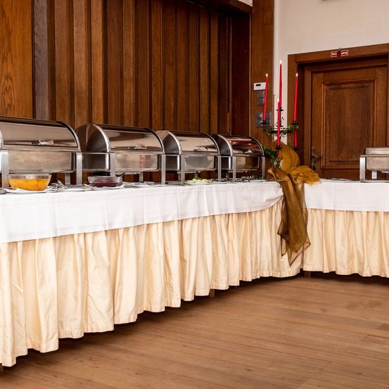 Bild enthält, Cafeteria, Indoors, Interior Design, Restaurant, Meal, Wood, Buffet, Hardwood, Floor, Flooring