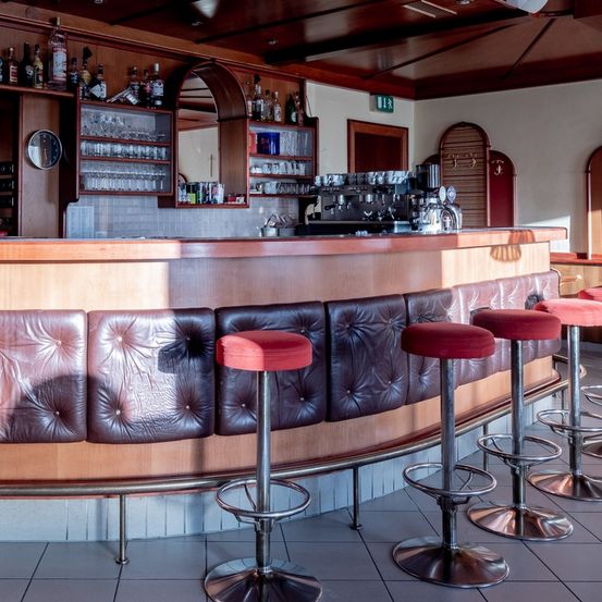 Bild enthält, Architecture, Building, Bar, Bar Counter, Beverage, Pub, Person, Chair, Furniture, Couch