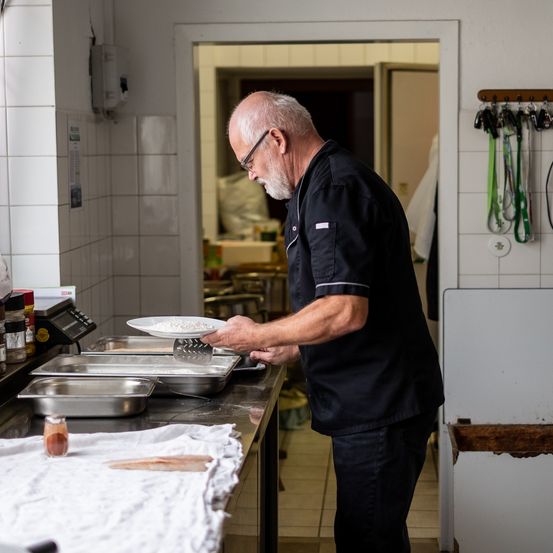 Bild enthält, Shelf, Adult, Male, Man, Person, Accessories, Glasses, Indoors