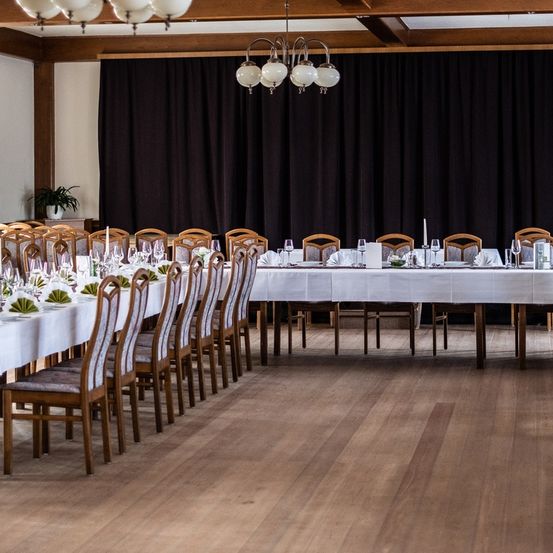 Bild enthält, Indoors, Building, Floor, Flooring, Plant, Dining Table, Interior Design, Hall, Chair, Fun