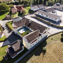 Bild enthält, Outdoors, Architecture, Building, Housing, Driveway, House, Aerial View, Car, Transportation, Vehicle