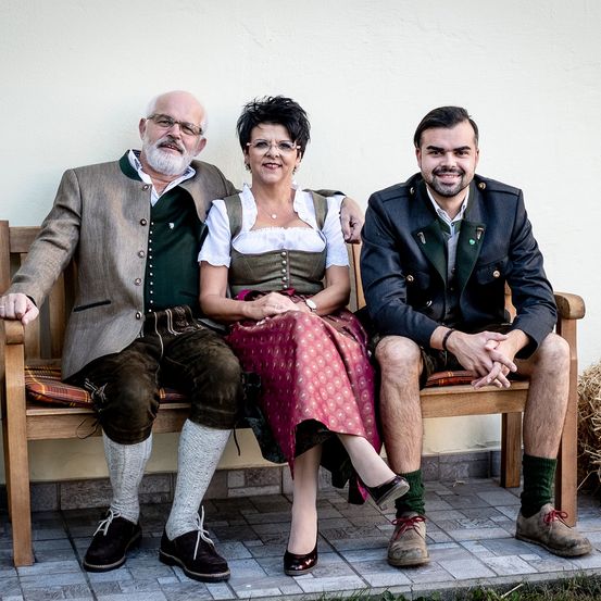 Bild enthält, Blazer, Coat, Jacket, Adult, Male, Man, Person, Sitting, Shoe, Pants