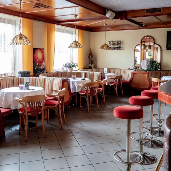 Bild enthält, Indoors, Restaurant, Cafeteria, Dining Table, Floor, Flooring, Chair, Building, Dining Room, Cafe