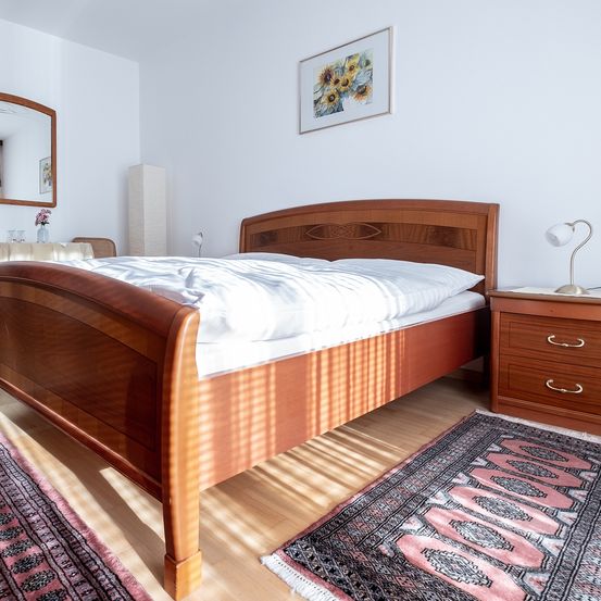 Bild enthält, Home Decor, Rug, Indoors, Interior Design, Furniture, Wood, Bed, Bedroom, Flooring, Hardwood