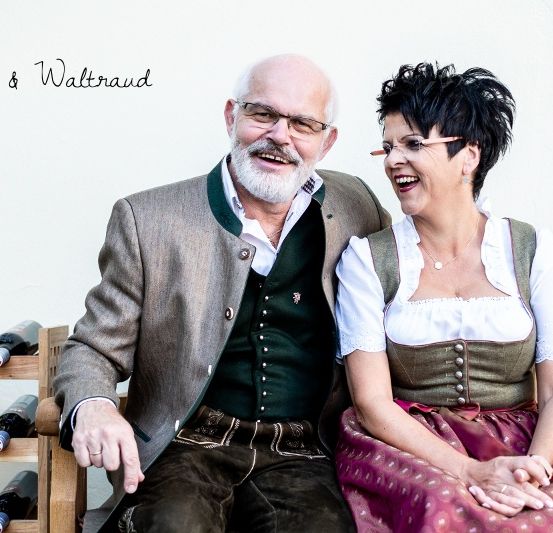 Bild enthält, Adult, Male, Man, Person, Face, Head, Portrait, Pants, Necklace, Blouse