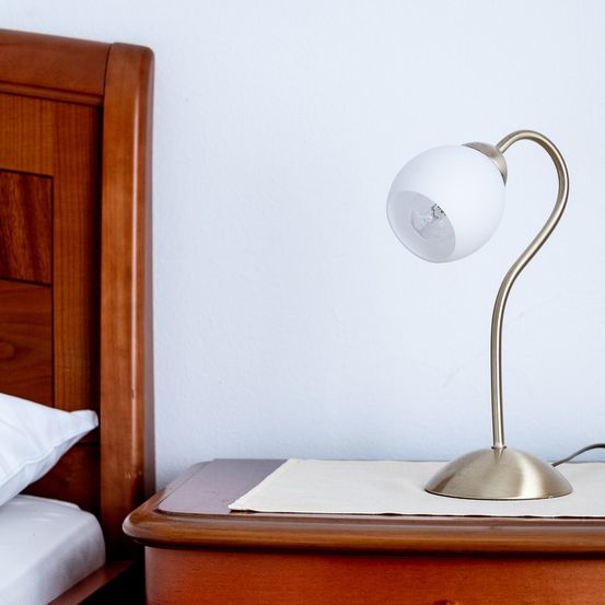 Bild enthält, Lamp, Table Lamp, Bed, Furniture