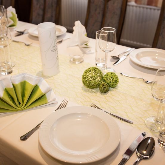 Bild enthält, Dining Table, Furniture, Table, Cutlery, Dining Room, Tabletop, Glass, Plate, Linen, Fork