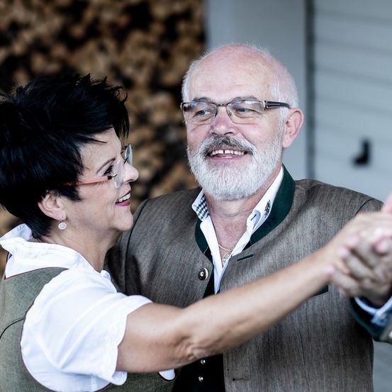 Bild enthält, Finger, Hand, Person, Adult, Male, Man, Face, Head, Glasses, People